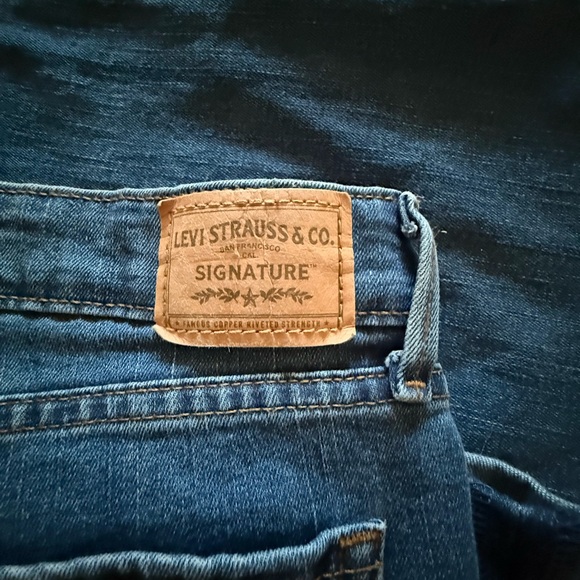 Levi Strauss Signiture Mid Rise Capri size 10.
NEW no tags. - Picture 2 of 3
